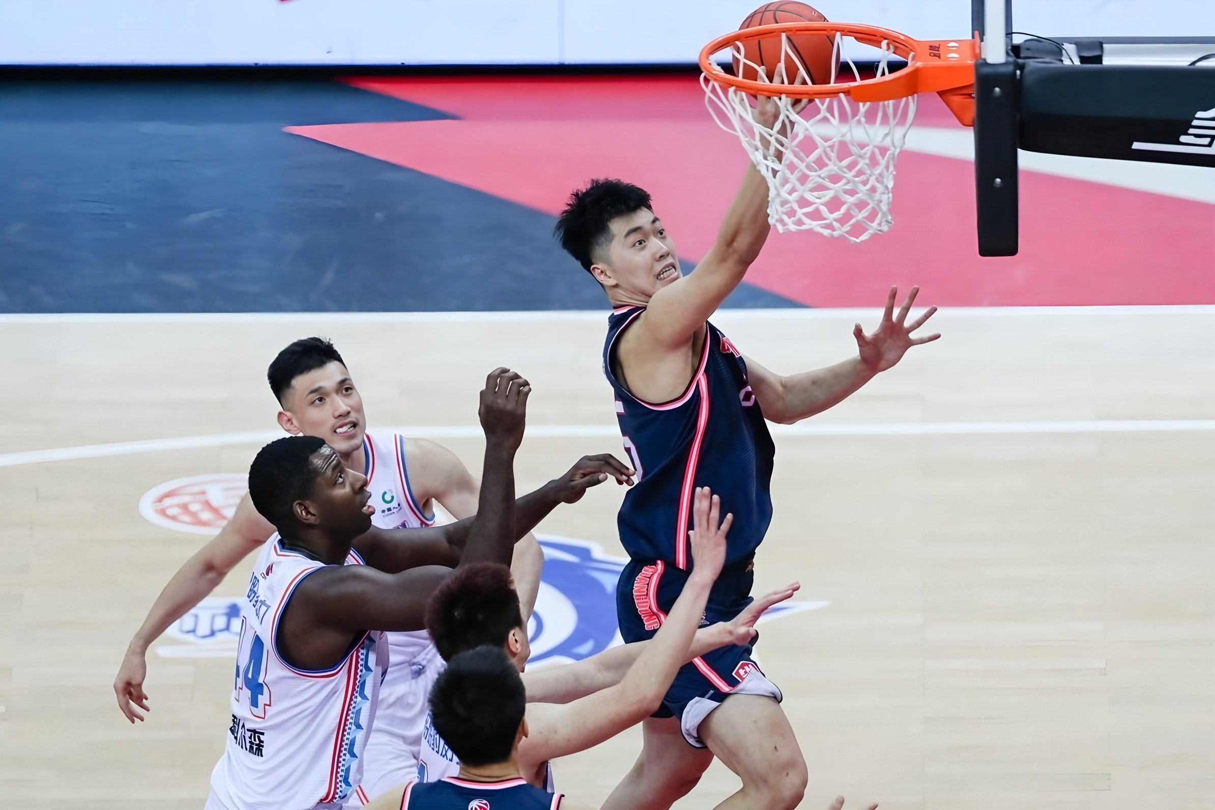 这也行？今晨广东宏远调整名单以备足总杯浓眉哥迎来十赛季高光表现，今晨马赛备战德甲的简单介绍